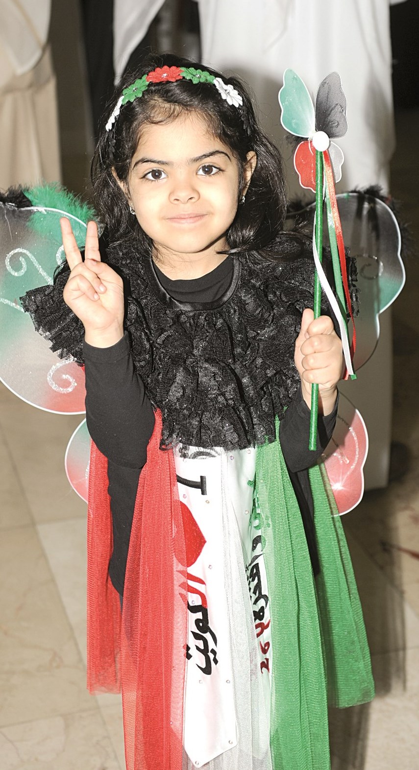 طفلة ترفع علامة النصر