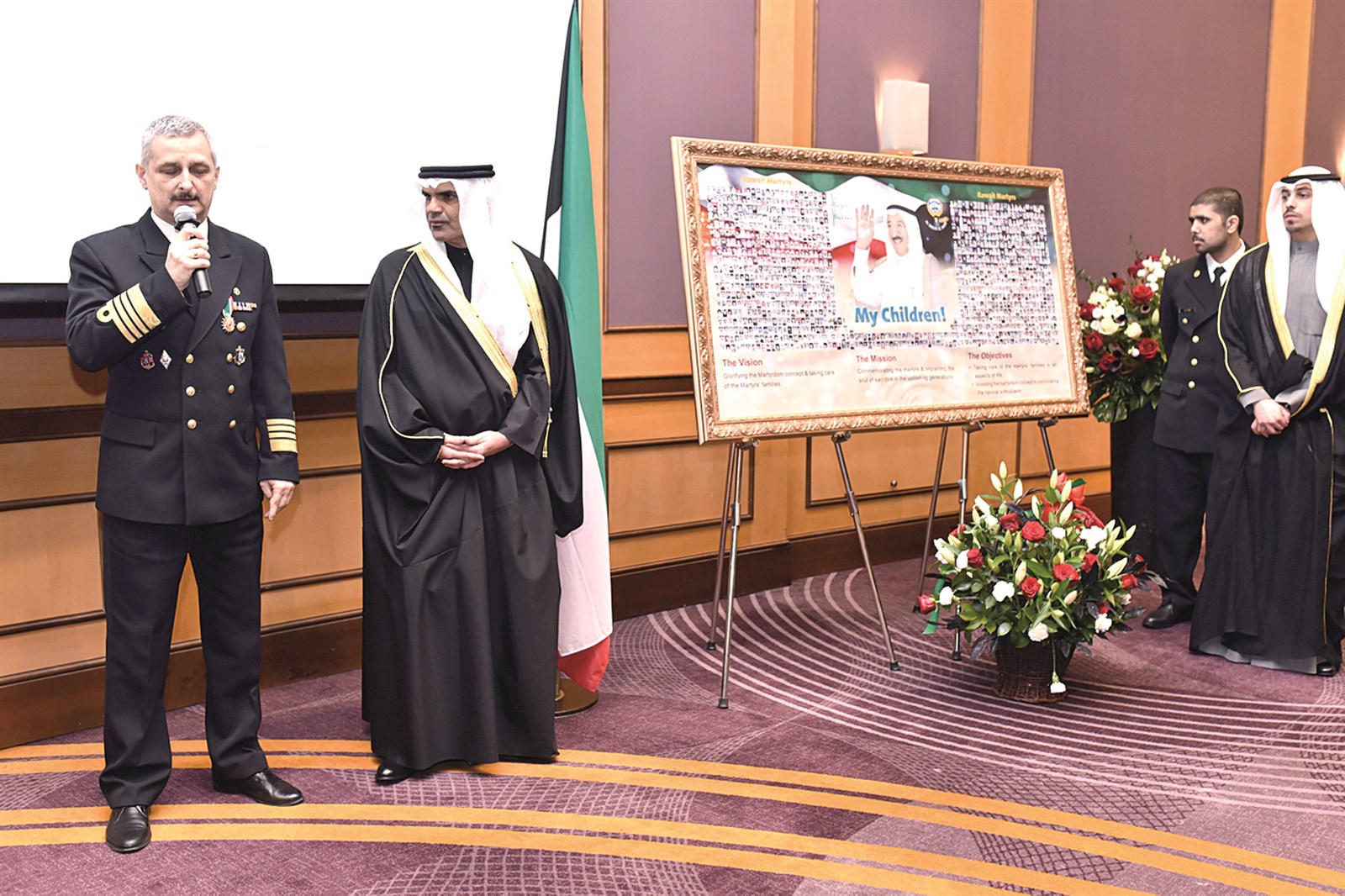 ضابط بولندي متحدثاً خلال حفل السفارة