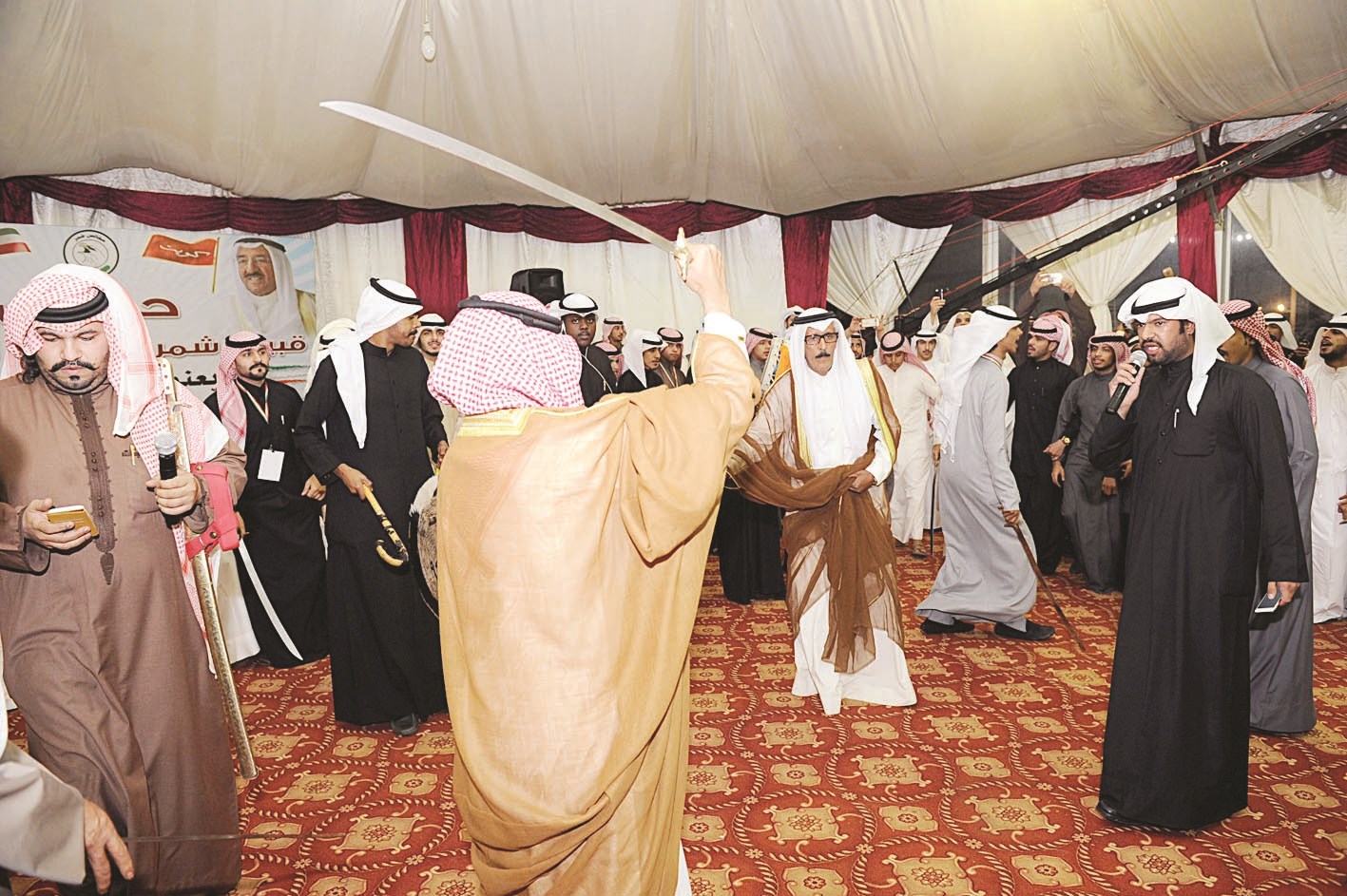 كبار وصغار يشاركون في الفقرات الاحتفالية
