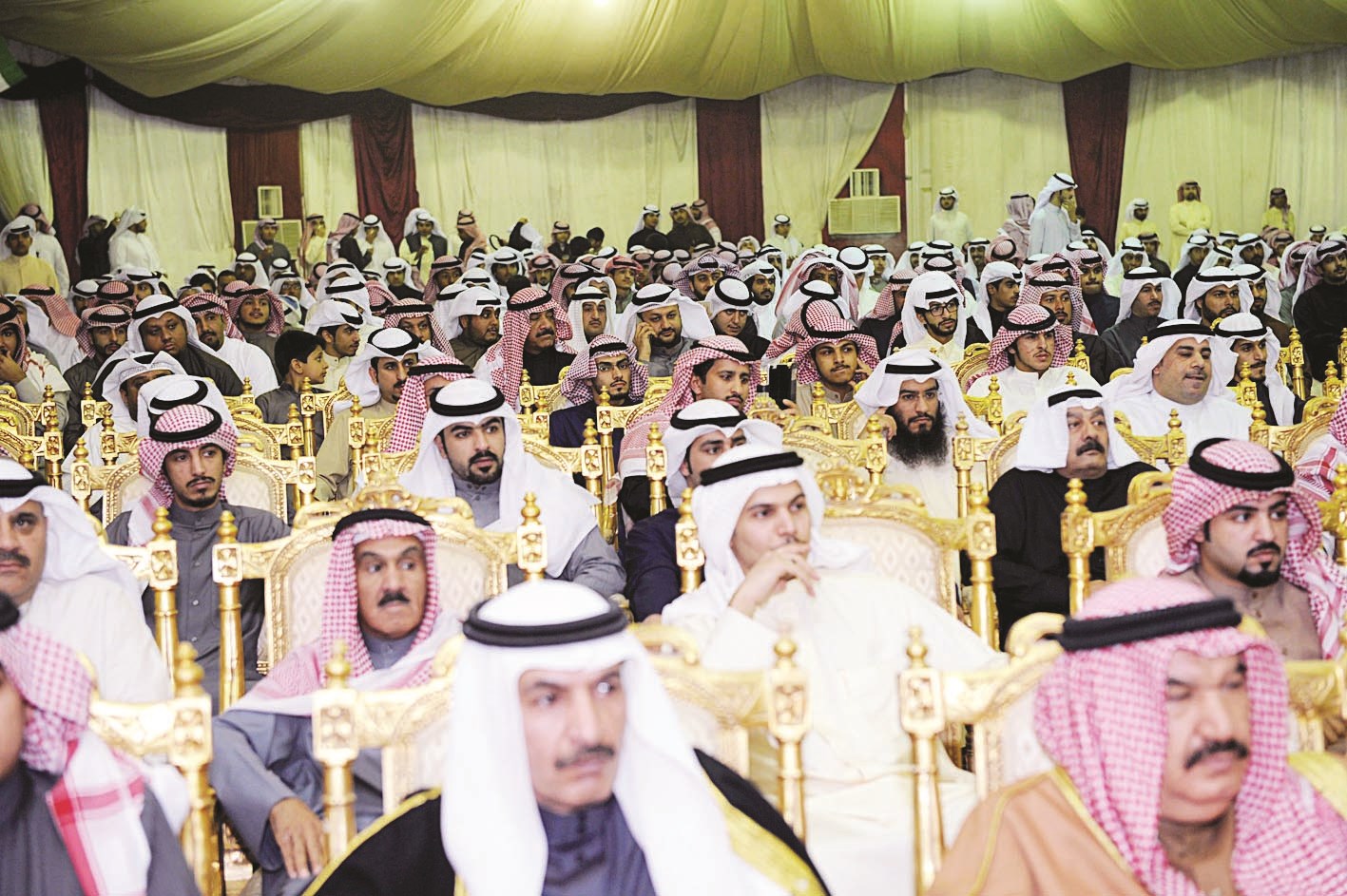 حشد كبير من المهنئين يتابعون فقرات الحفل