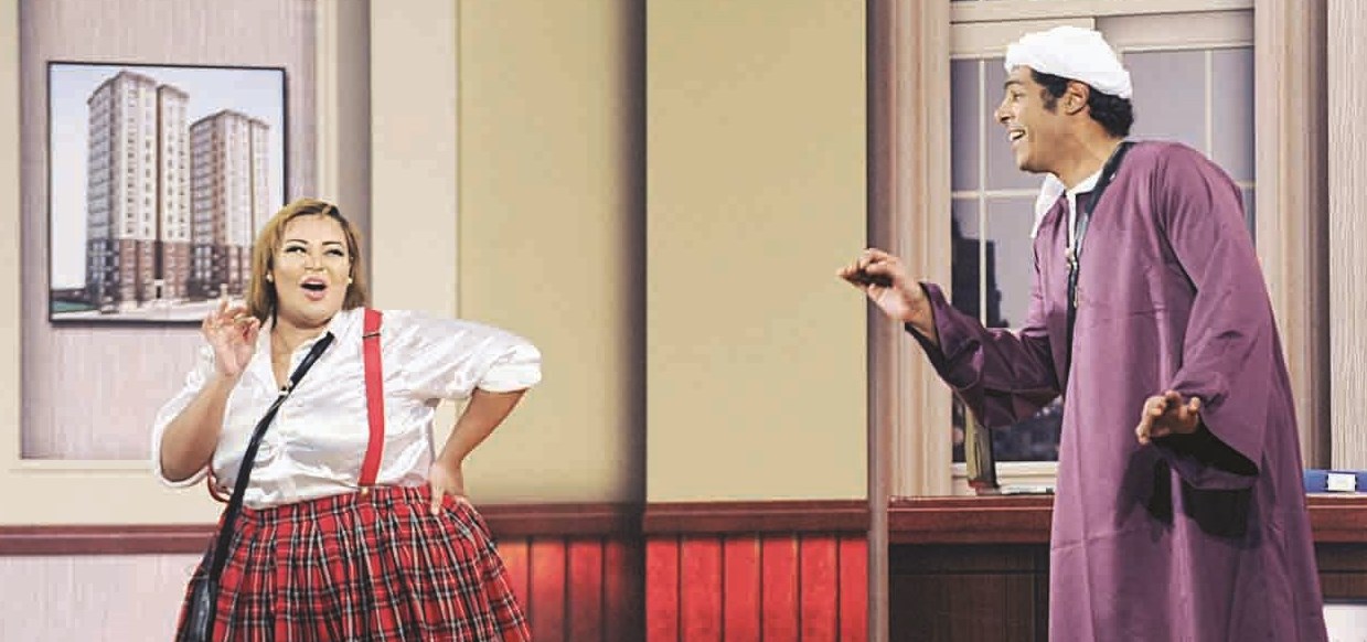 عمر مصطفى ودينا محسن في مشهد من عرض «كومبو»