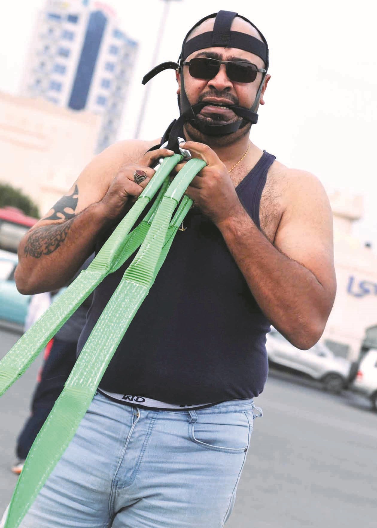 «أعتمد على عضلة الفك فقط»