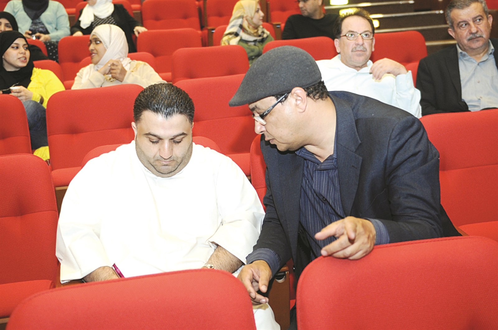 علاء البربري متحدثاً للزميل حسين خليل  (تصوير جلال معوض)