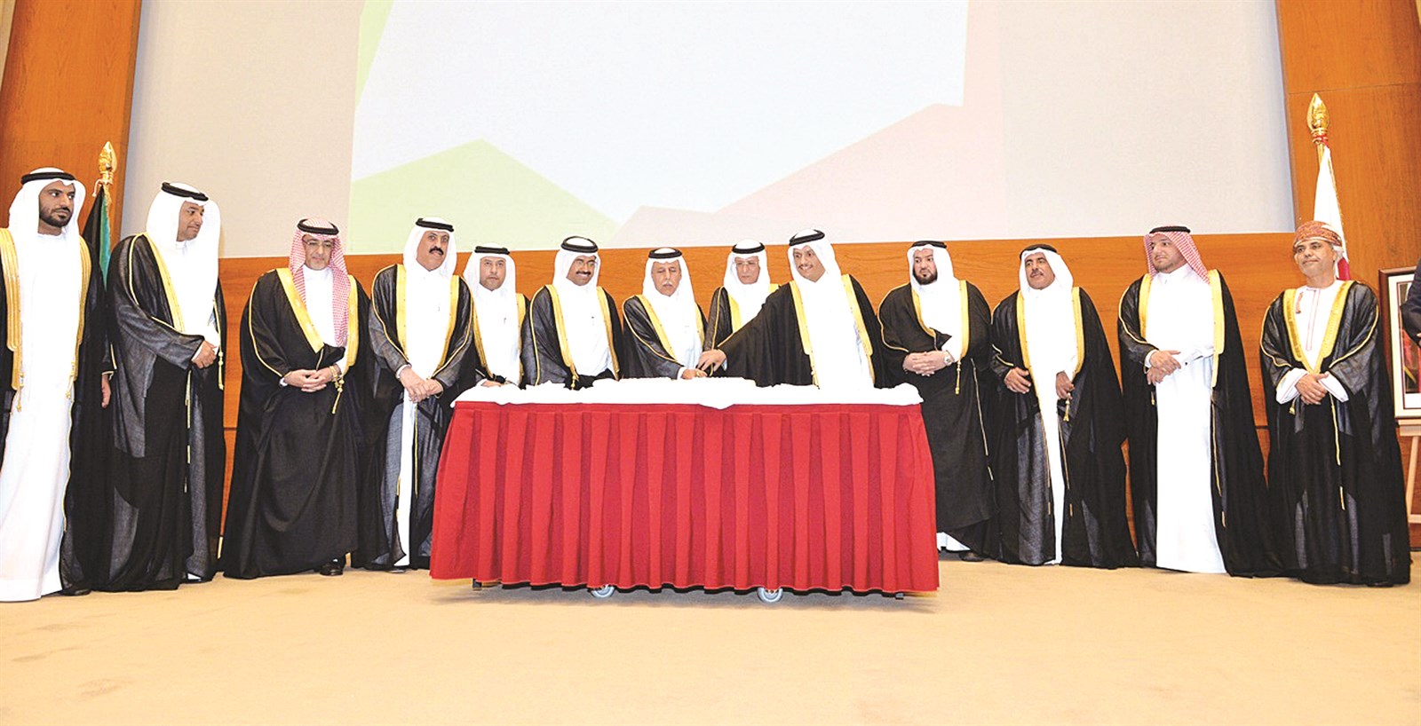 قطع قالب الاحتفال في سفارة الكويت بالدوحة