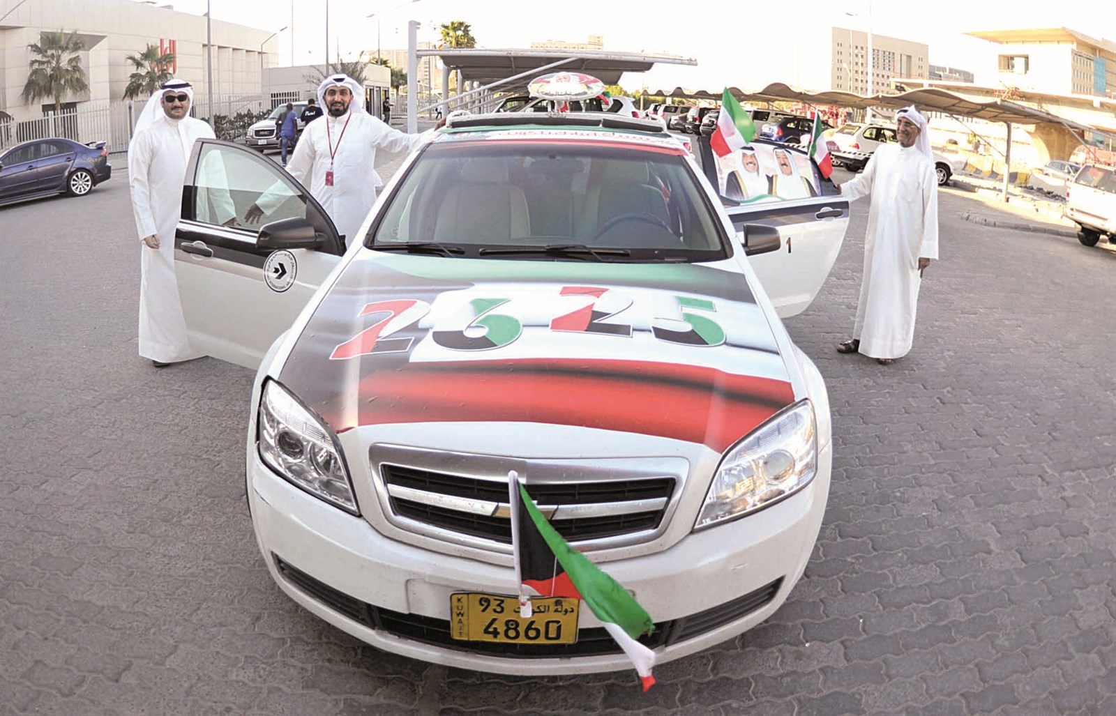 u0627u0644u0634u0645u0631u064a u0645u0639 u0627u0644u0632u0645u064au0644u064au0646 u0646u0627u0635u0631 u0627u0644u0641u0631u062du0627u0646 u0648u063au0627u0646u0645 u0627u0644u0633u0644u064au0645u0627u0646u064a u0625u0644u0649 u062cu0627u0646u0628 u0627u0644u062au0627u0643u0633u064a b (u062au0635u0648u064au0631 u062cu0627u0633u0645 u0628u0627u0631u0648u0646)