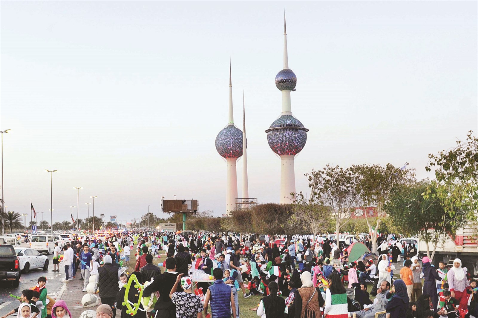 u062du0634u0648u062f u062au062du062au0641u0644 u0639u0644u0649 u0634u0627u0631u0639 u0627u0644u062eu0644u064au062c u0642u0631u0628 u0627u0628u0631u0627u062c u0627u0644u0643u0648u064au062a b(u062au0635u0648u064au0631 u0632u0643u0631u064au0627 u0639u0637u064au0629)