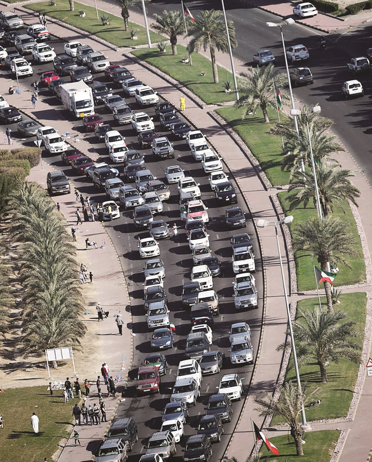 مسيرات السيارات على شارع الخليج (تصوير جاسم بارون)