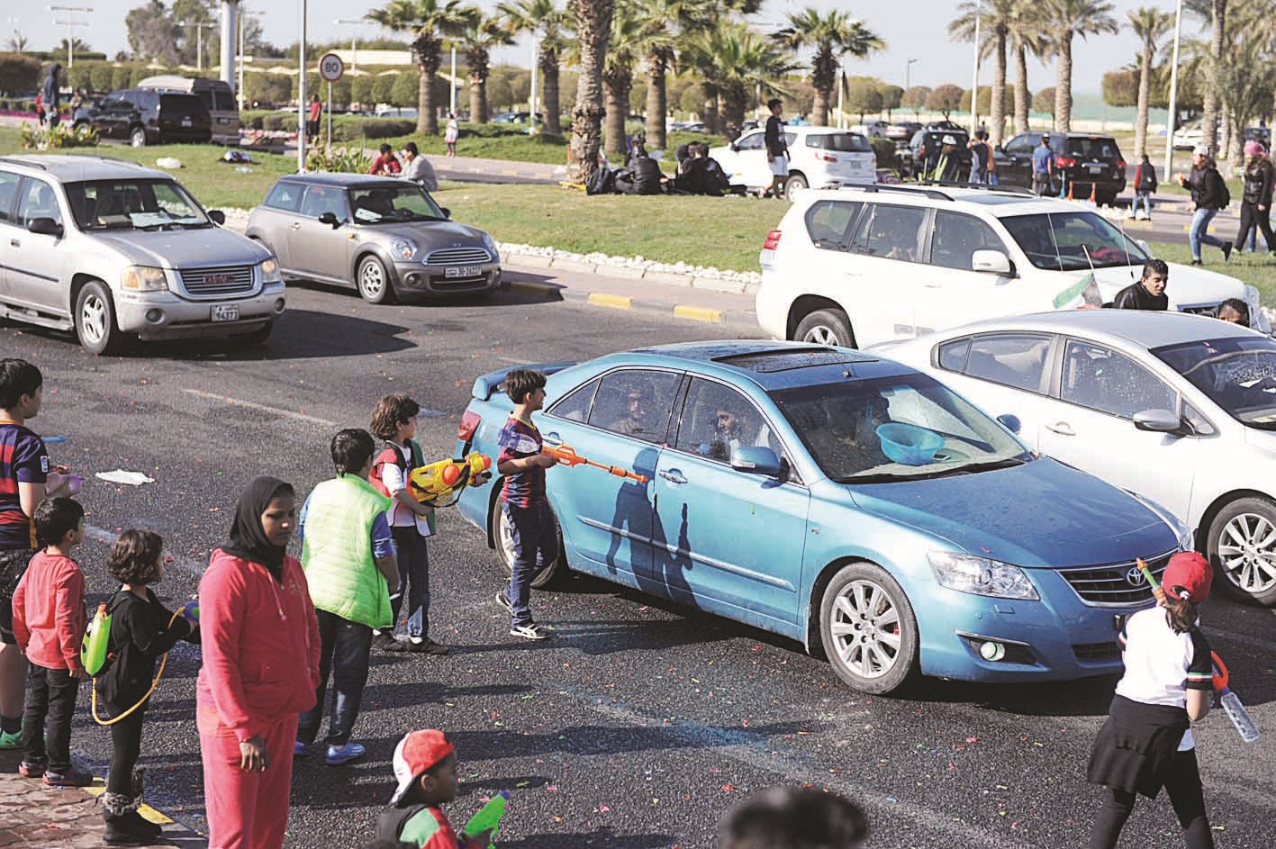 سيارة تحت وابل الرشاشات المائية