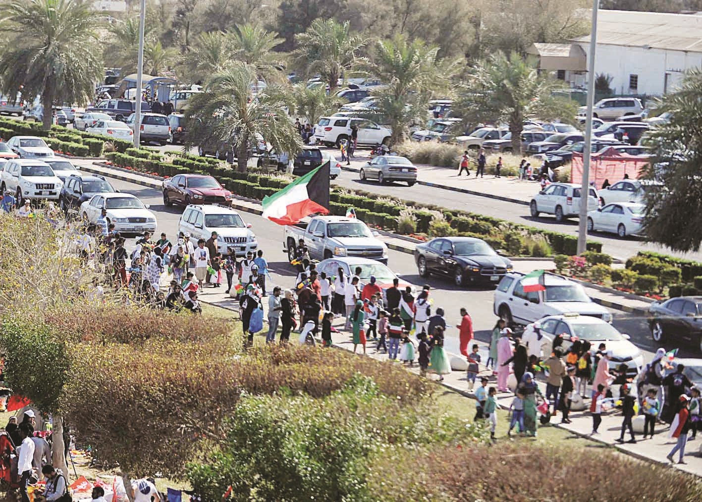 مسيرتان... سيارات ومشاة