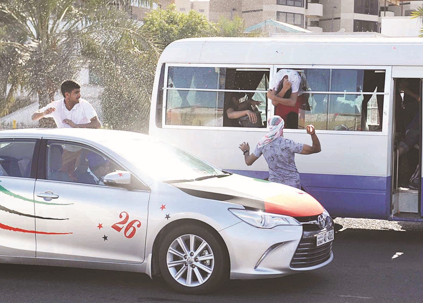 سيارات وباصات