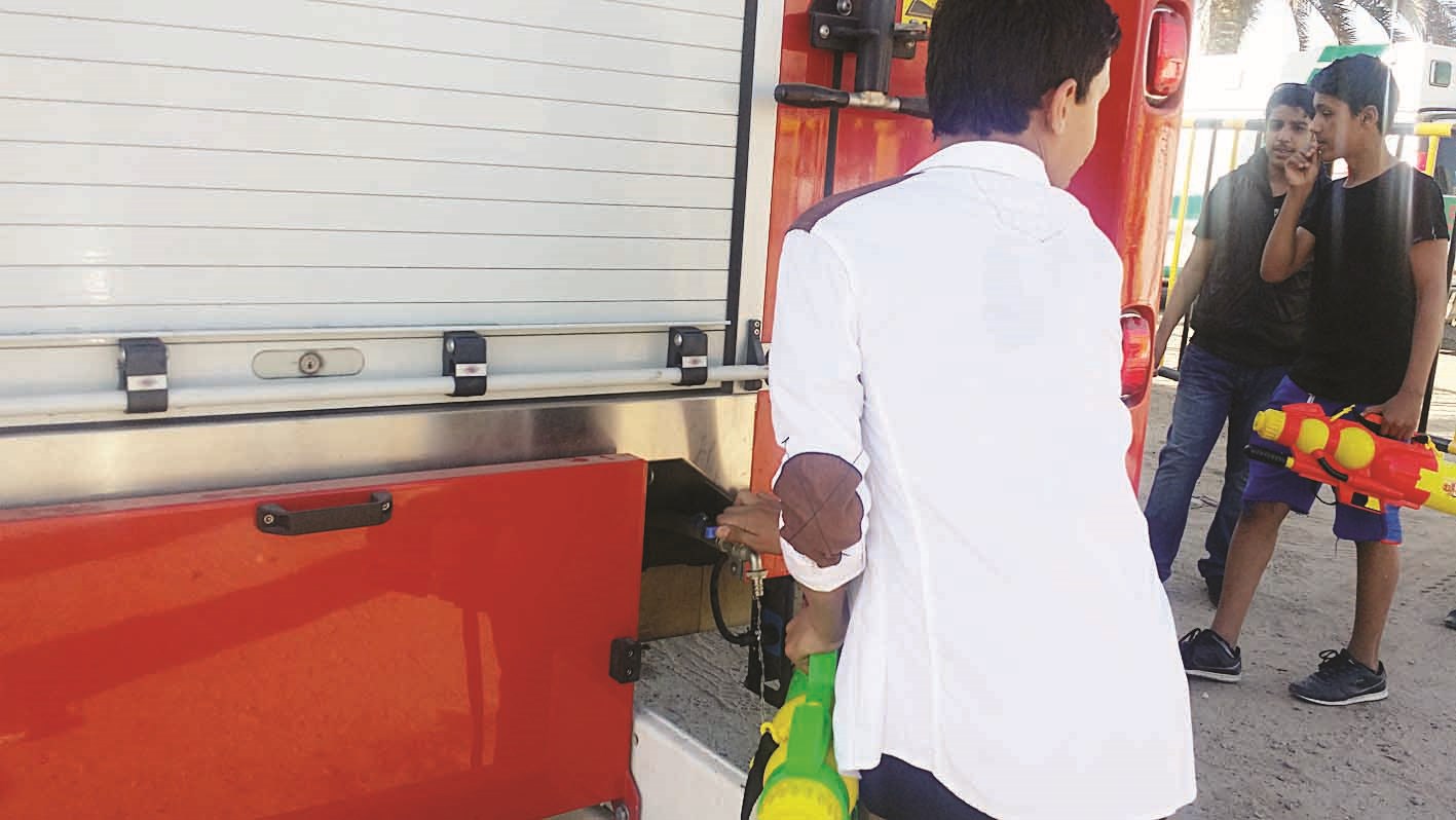 استعانة بمياه سيارات الإطفاء