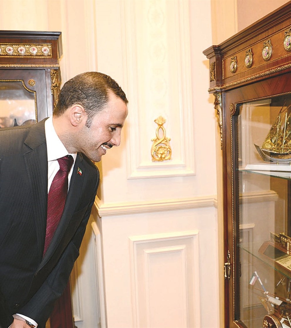 ...ويطلع على مقتنيات المتحف في مجلس النواب المصري