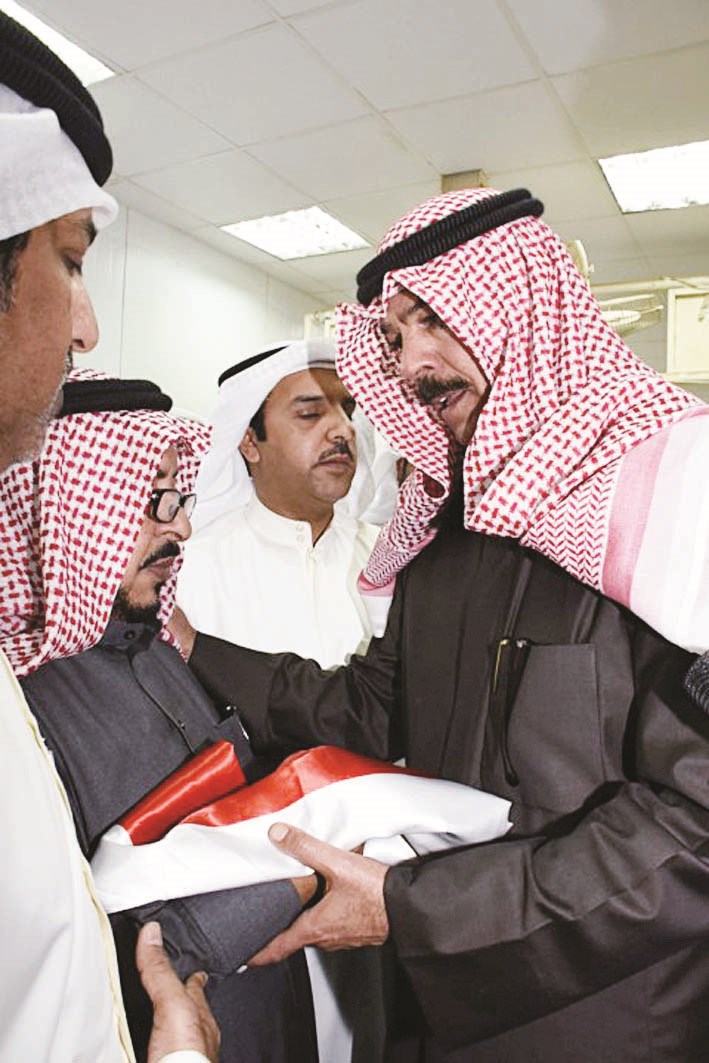 الخالد يهدي علم البلاد لوالد الشهيد