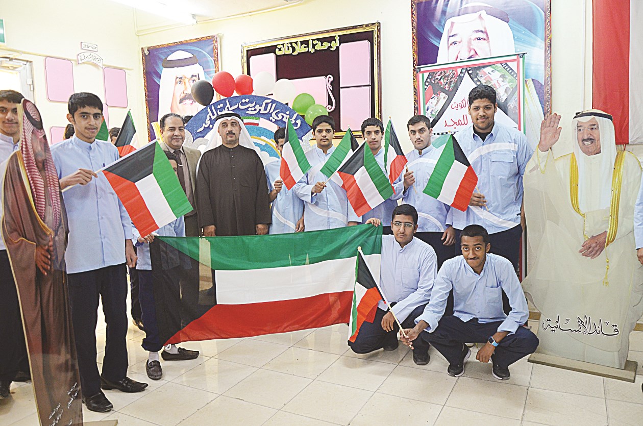 الكندري متوسطاً الطلاب