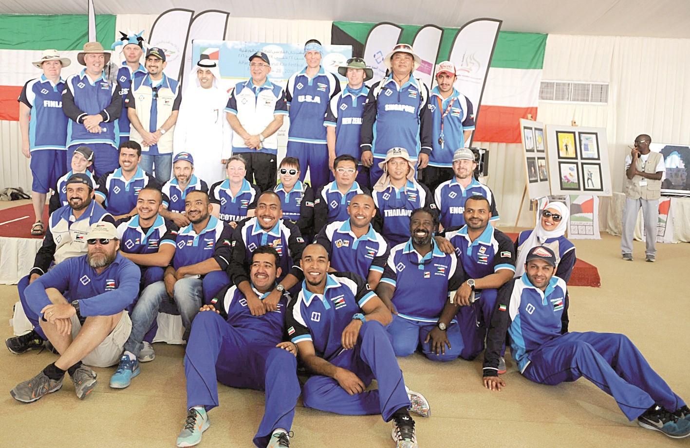 لقطة جماعية للفرق المشاركة