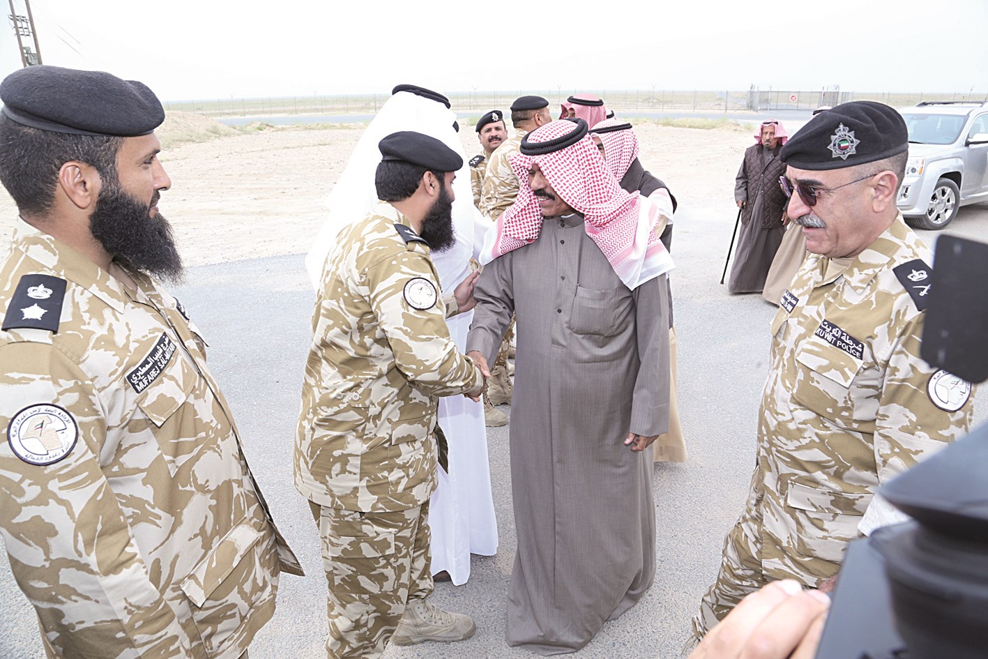 ولي العهد يصافح كبار القيادات الأمنية