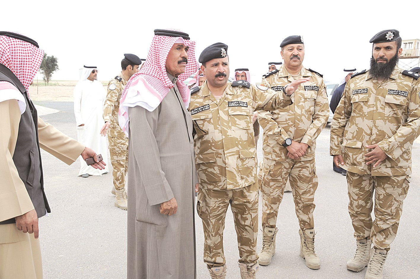 ... ويستمع إلى شرح من اللواء الأثري