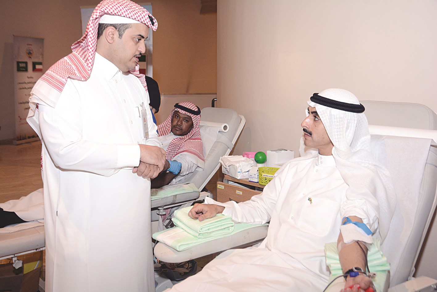 الشيخ ثامر الجابر يشارك في حملة «معكم» للتبرع بالدم