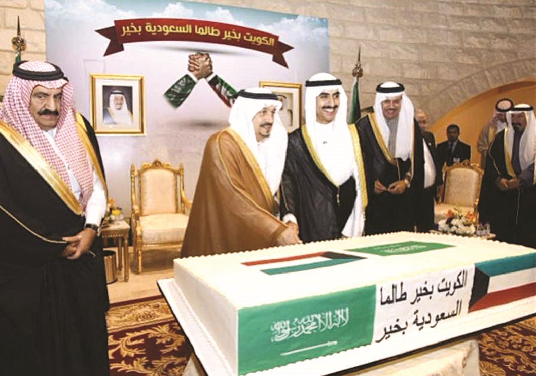 الأمير فيصل بن بندر والشيخ ثامر الجابر يقطعان قالب حلوى في الحفل