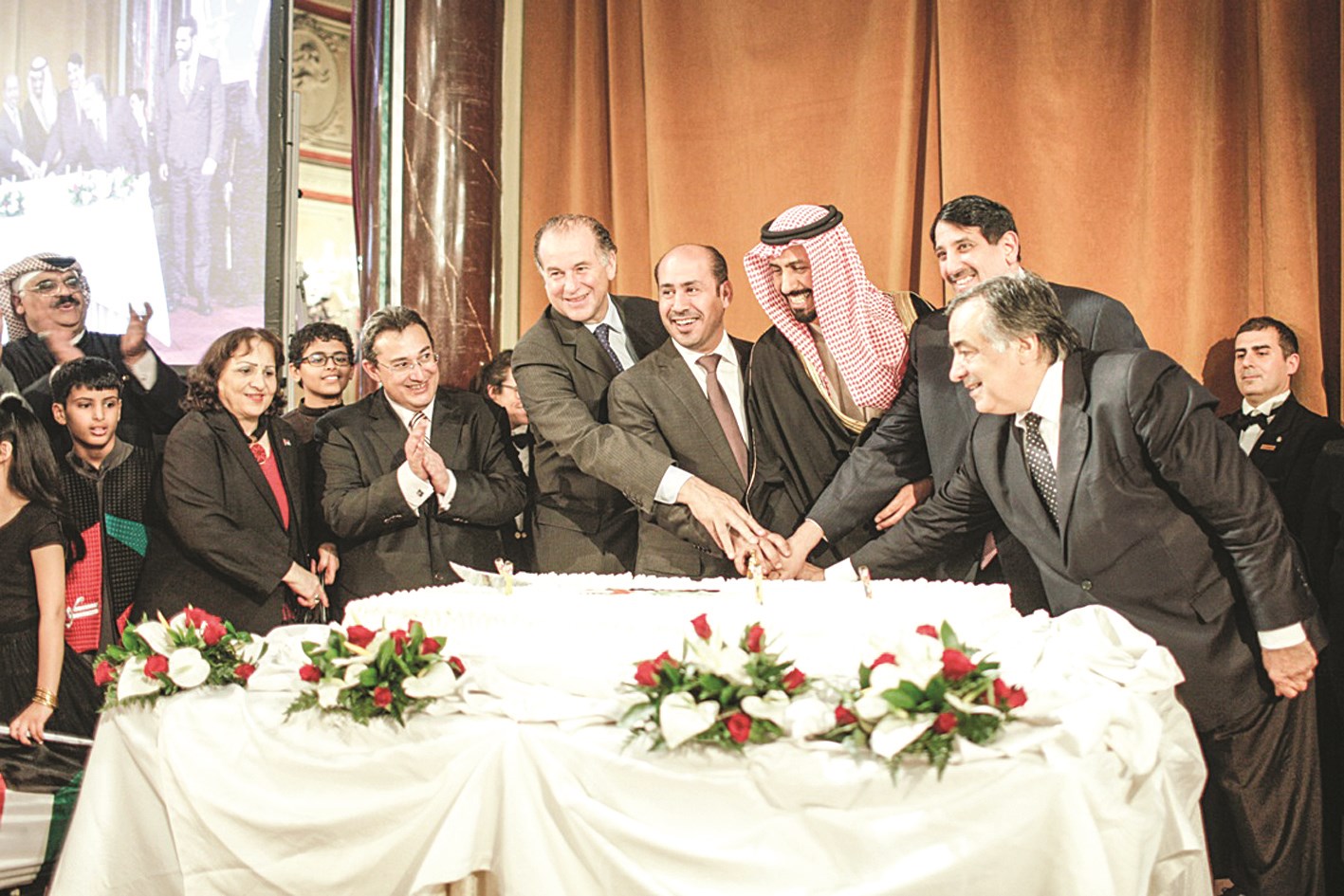 قطع قالب الحلوى في سفارة الكويت بروما