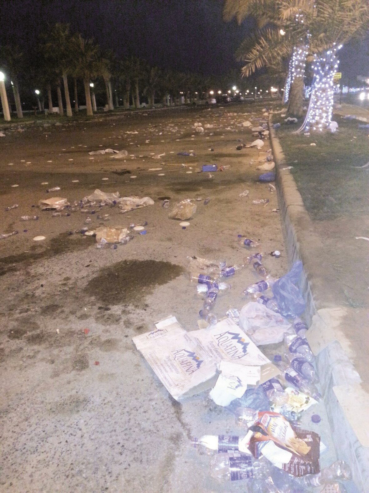 الشارع كما بدا بعد الاحتفالات