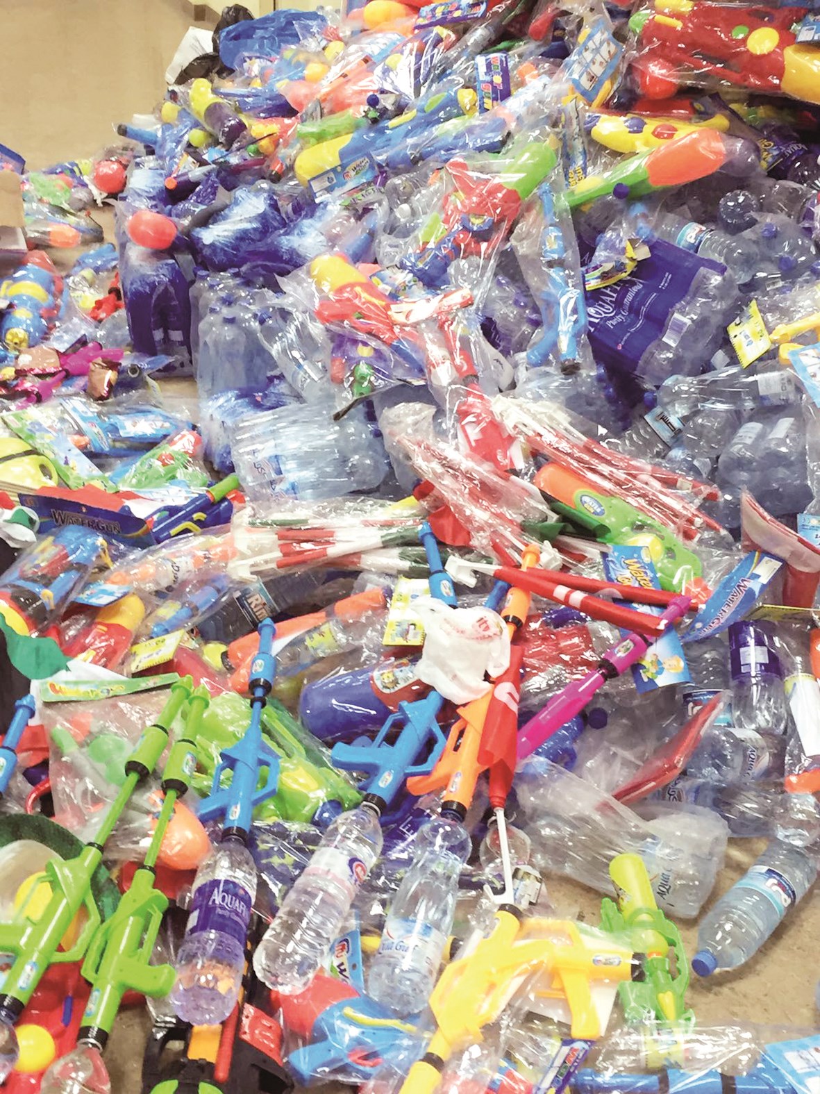 أسلحة ماء تمت مصادرتها من الباعة الجائلين