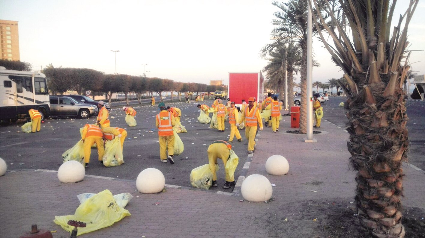 120 عاملاً رفعوا المخلفات