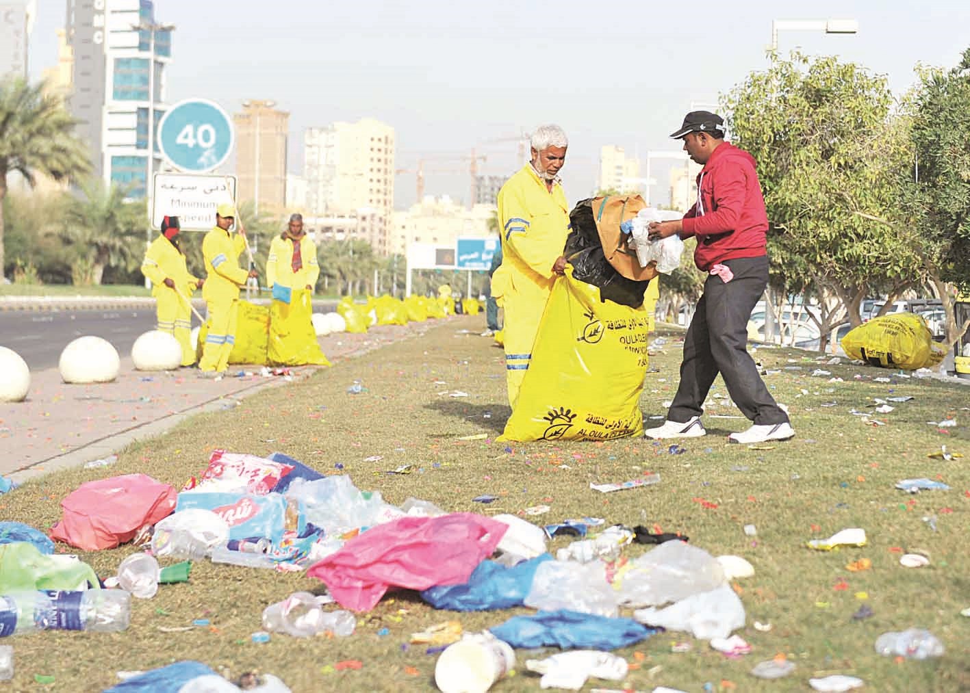 u0631u0641u0639 u0645u062eu0644u0641u0627u062a u0627u0644u0645u062du062au0641u0644u064au0646 u0639u0644u0649 u0634u0627u0631u0639 u0627u0644u062eu0644u064au062c b(u062au0635u0648u064au0631 u0633u0639u062f u0647u0646u062fu0627u0648u064a)