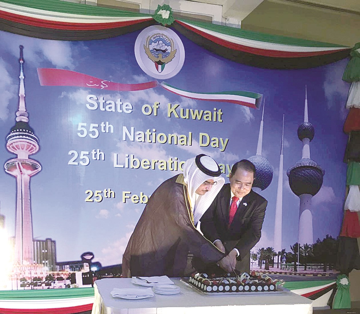 قطع قالب حلوى احتفال السفارة في كمبوديا