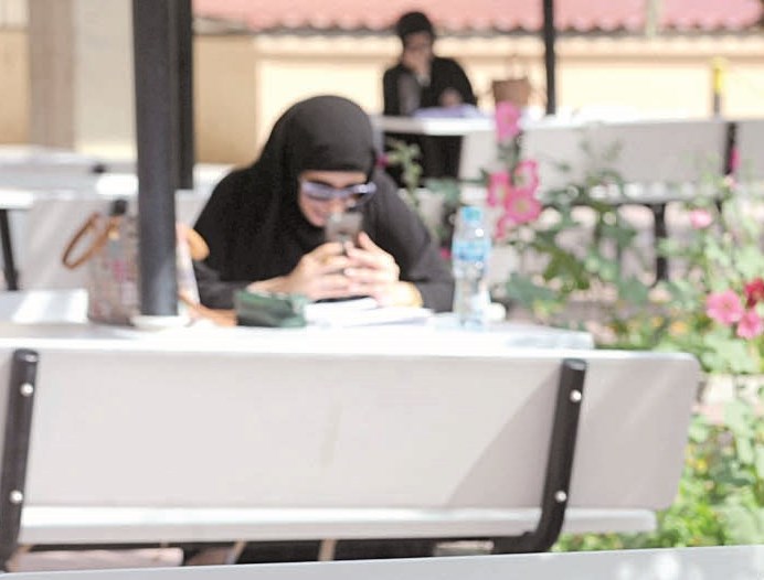 موبايل في الاستراحة