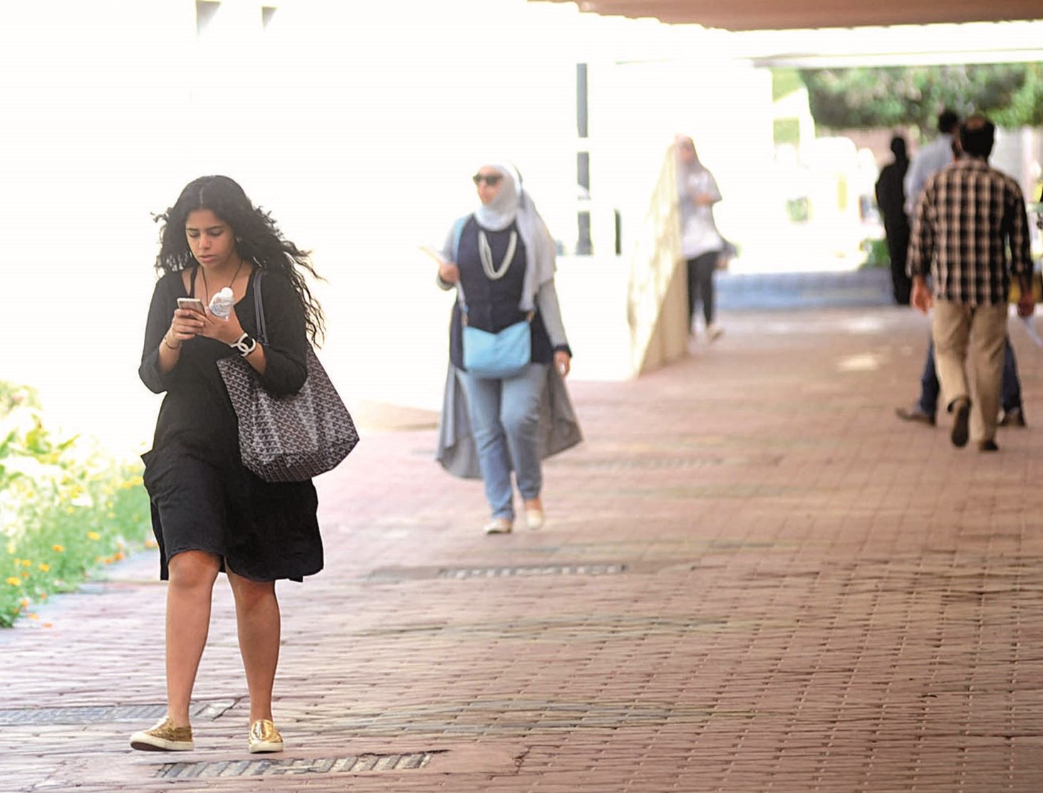 الموبايل رفيق في كل الأوقات     (تصوير كرم ذياب)