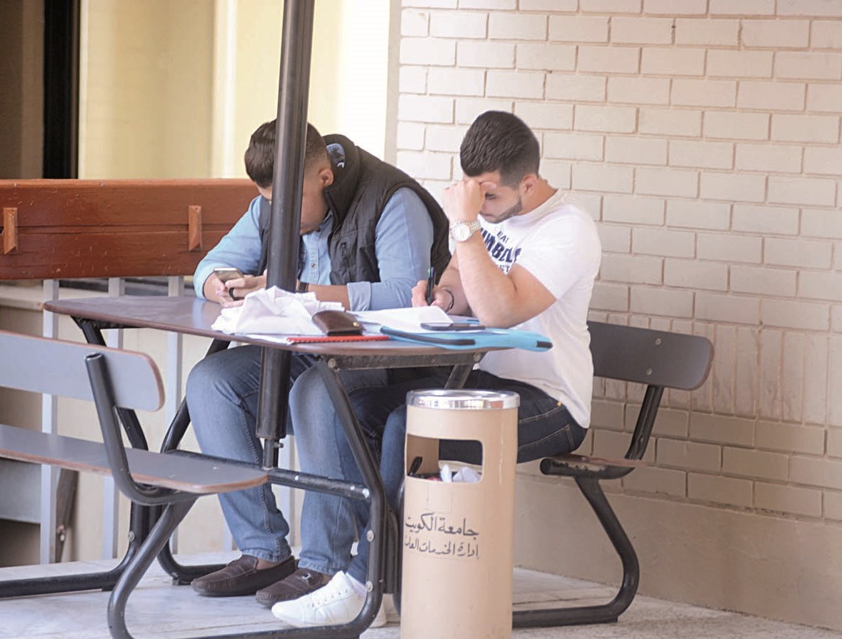 مذاكرة وموبايل