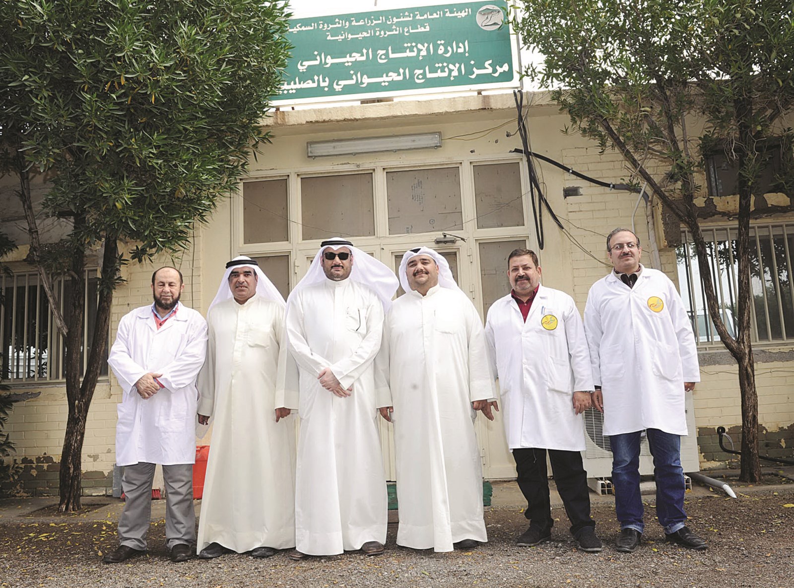 فريق الهيئة مع الزميل ناصر الفرحان أمام بوابة مركز الإنتاج الحيواني في الصليبية