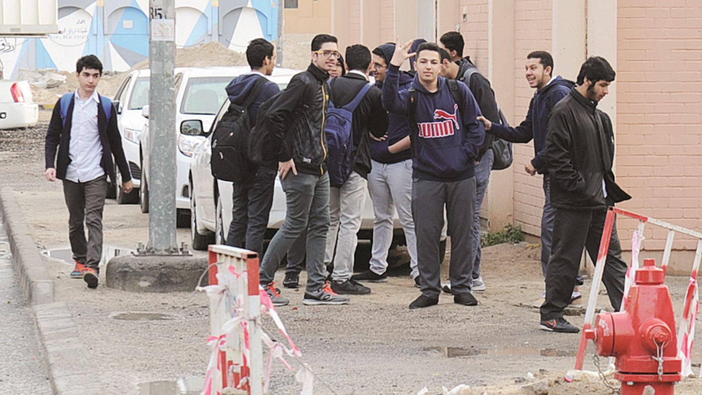 تجمع طلابي عند إحدى المدارس قبل الدخول   (تصوير طارق عزالدين)
