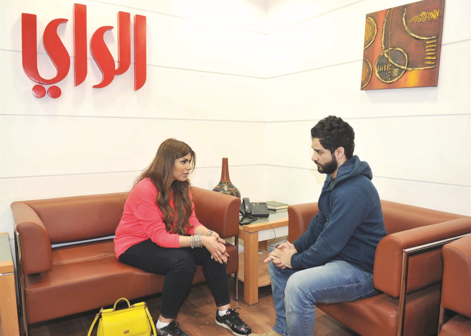 متحدثةً إلى الزميل علاء محمود (تصوير نور هنداوي)