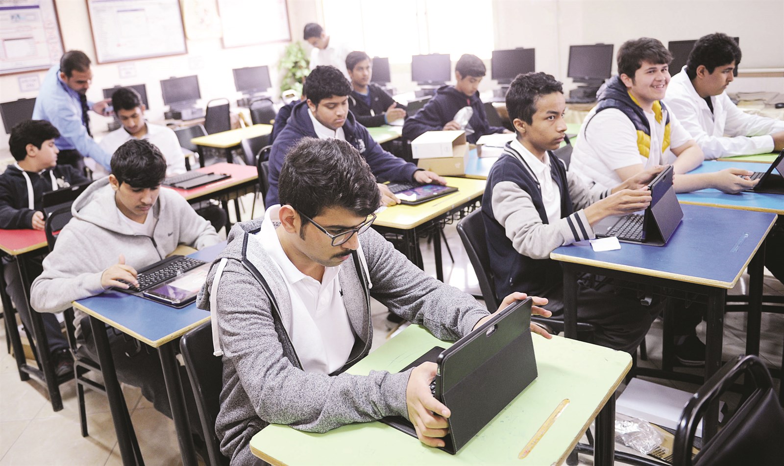 u00abu0627u0644u062au0627u0628u0644u062au00bb u0628u064au0646 u0623u064au062fu064a u0627u0644u0637u0644u0628u0629 u0641u064a u0627u0644u0641u0635u0648u0644    (u062au0635u0648u064au0631 u0646u0627u064au0641 u0627u0644u0639u0642u0644u0629)