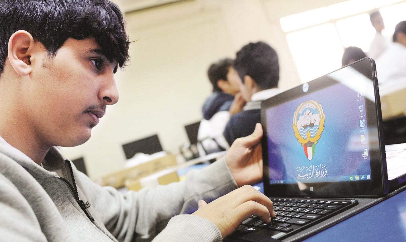 طالب يستخدم «التابلت» في الفصل