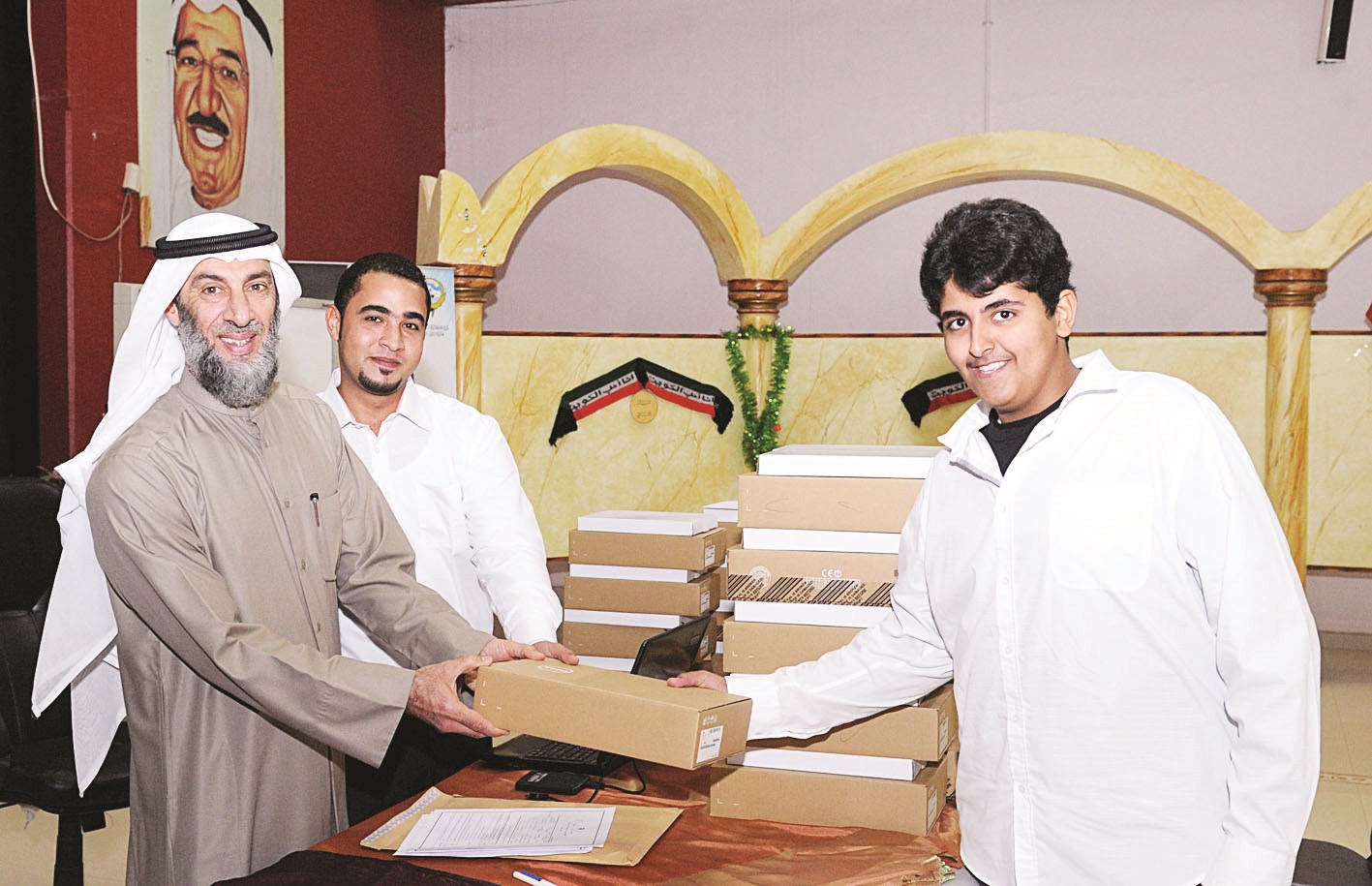 مدير المدرسة يسلم «التابلت» لأحد الطلبة