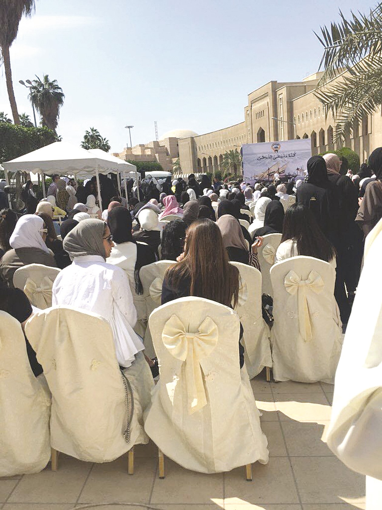 معظم الطالبات جالسات على المقاعد المخصصة لهن