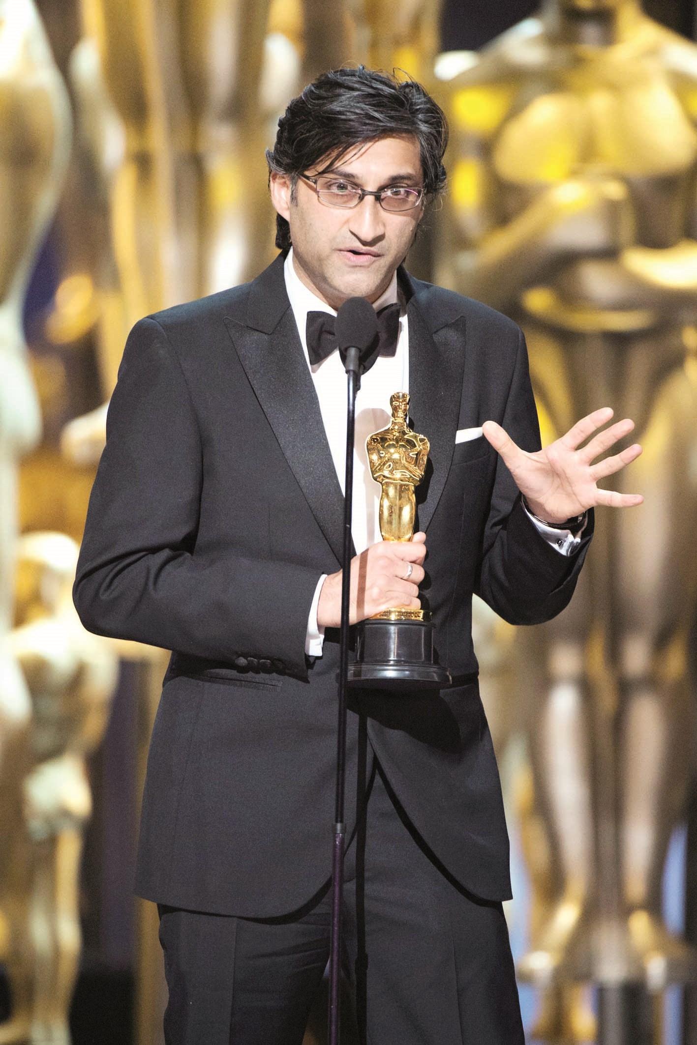 آصف كاباديا مع جائزة أفضل فيلم وثائقي طويل