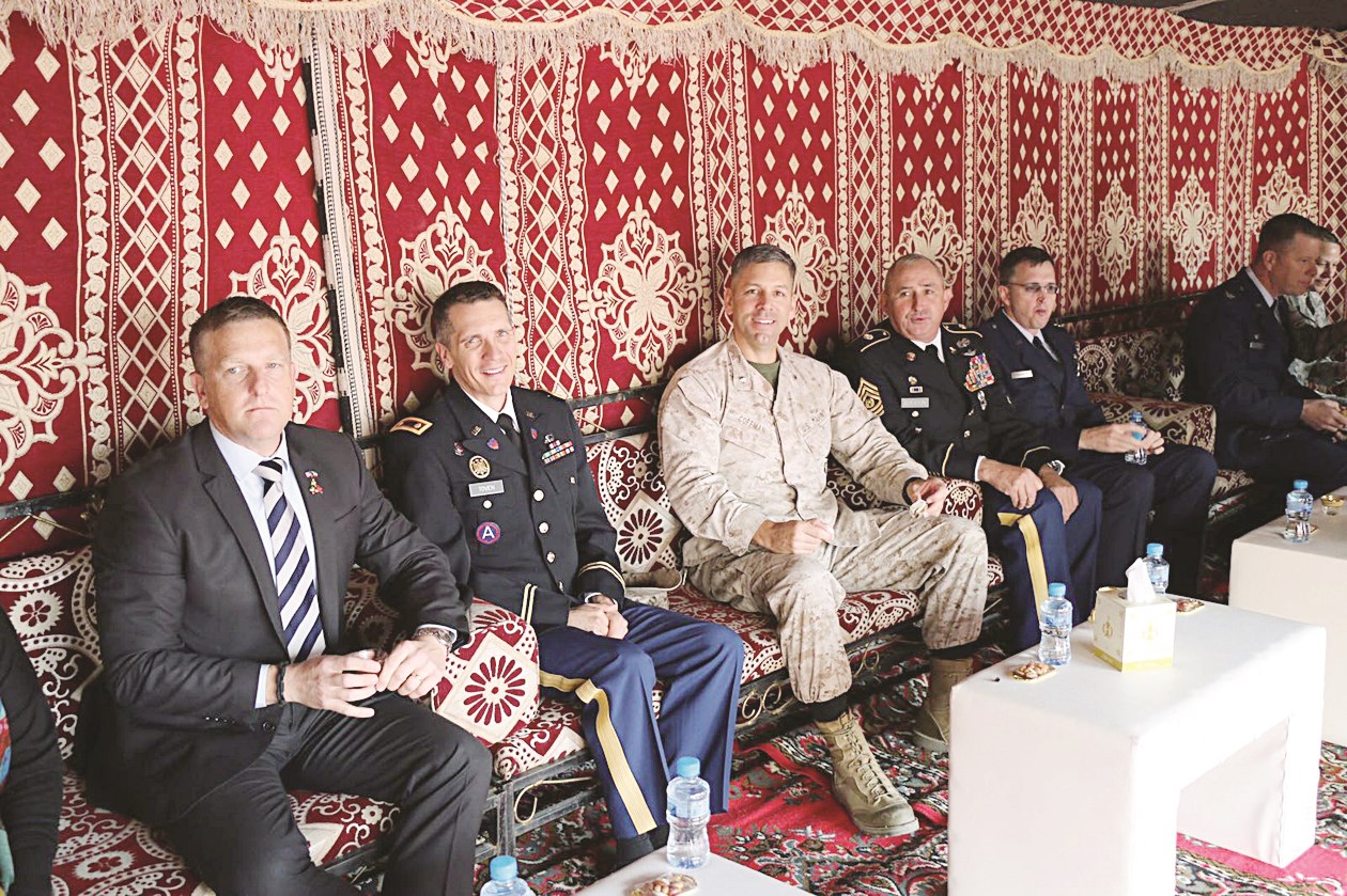 مسؤولون وعسكريون أميركيون يتابعون فعاليات الحفل