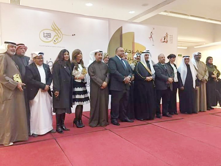 الفائزون بالجائزة مع الدويش والعسعوسي ولجنة التحكيم