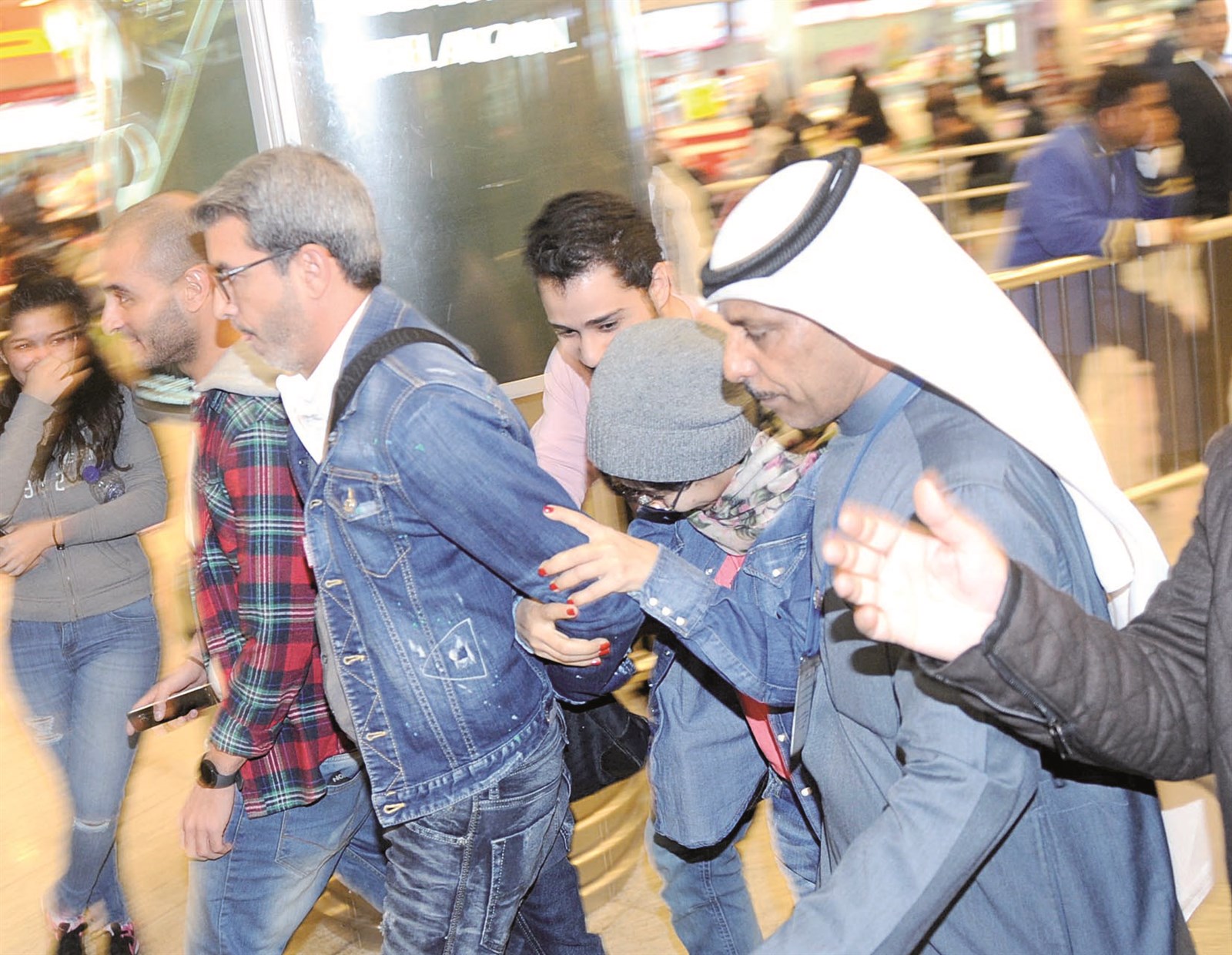 ... وشيرين في حراسة مدير أعمالها