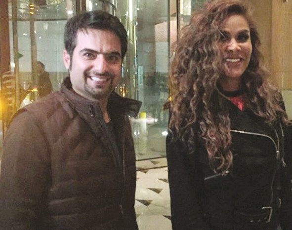 هند إلى جانب الزميل حمود العنزي