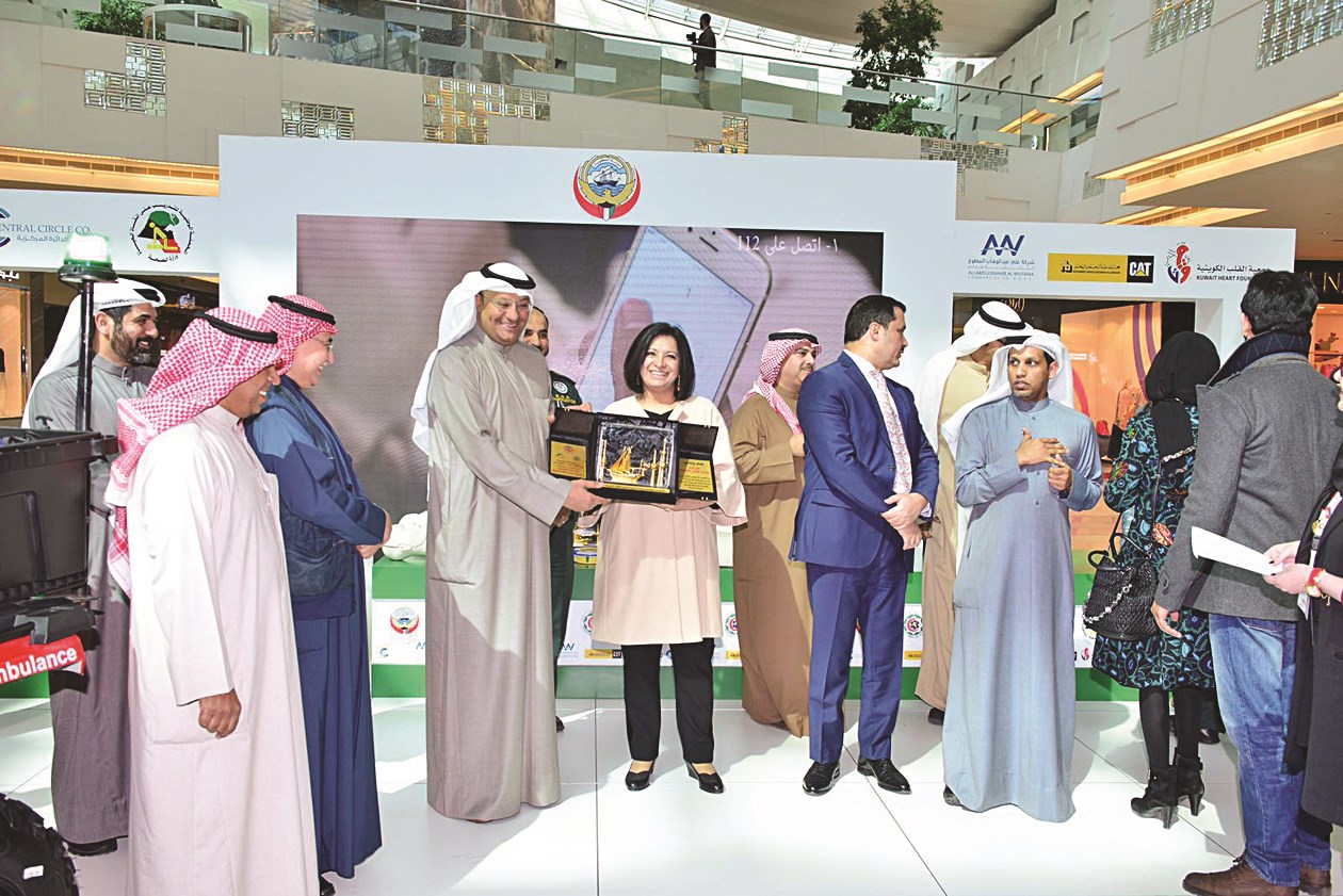 ... ويكرم إحدى المشاركات