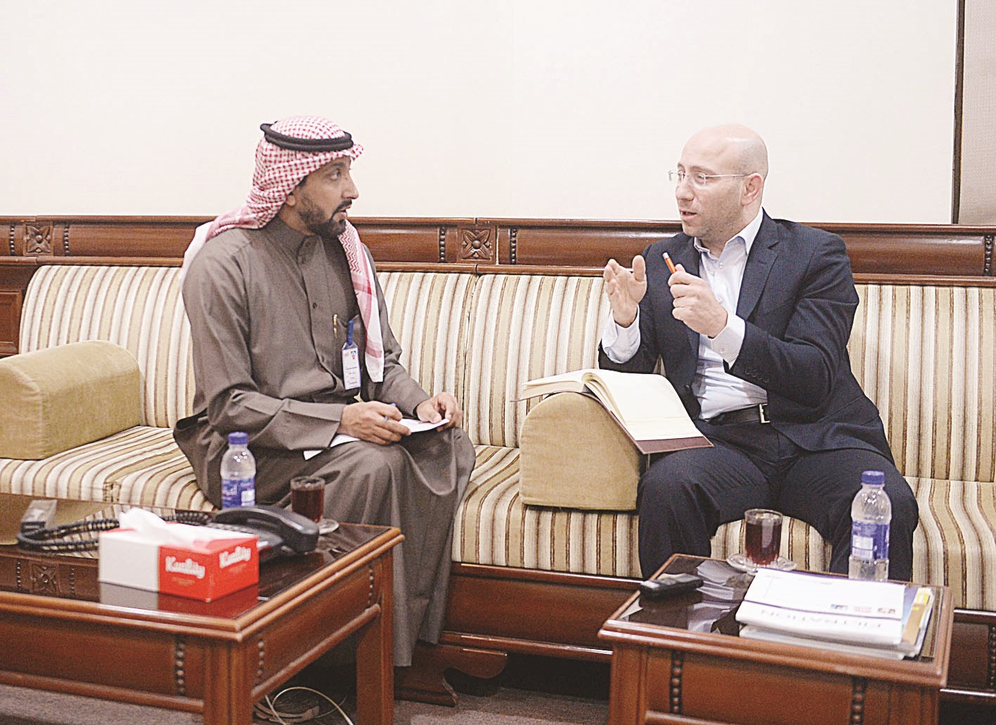 العطار متحدثاً للزميل غانم السليماني (تصوير أسعد عبدالله)