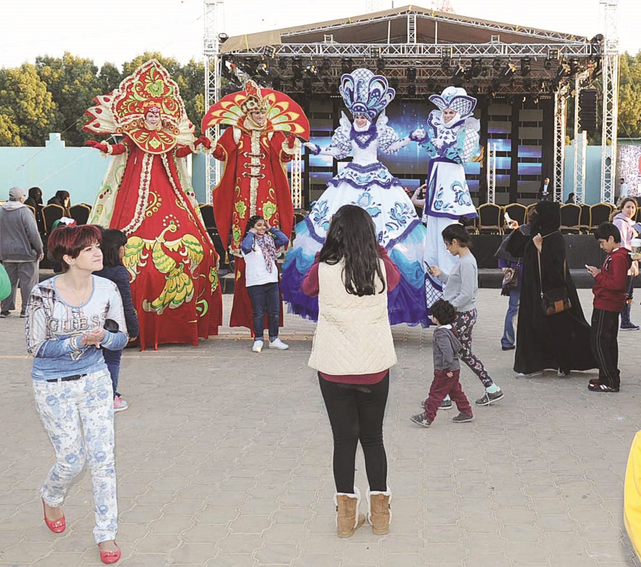 شخصيات كارتونية في استقبال الأطفال (تصوير طارق عزالدين)