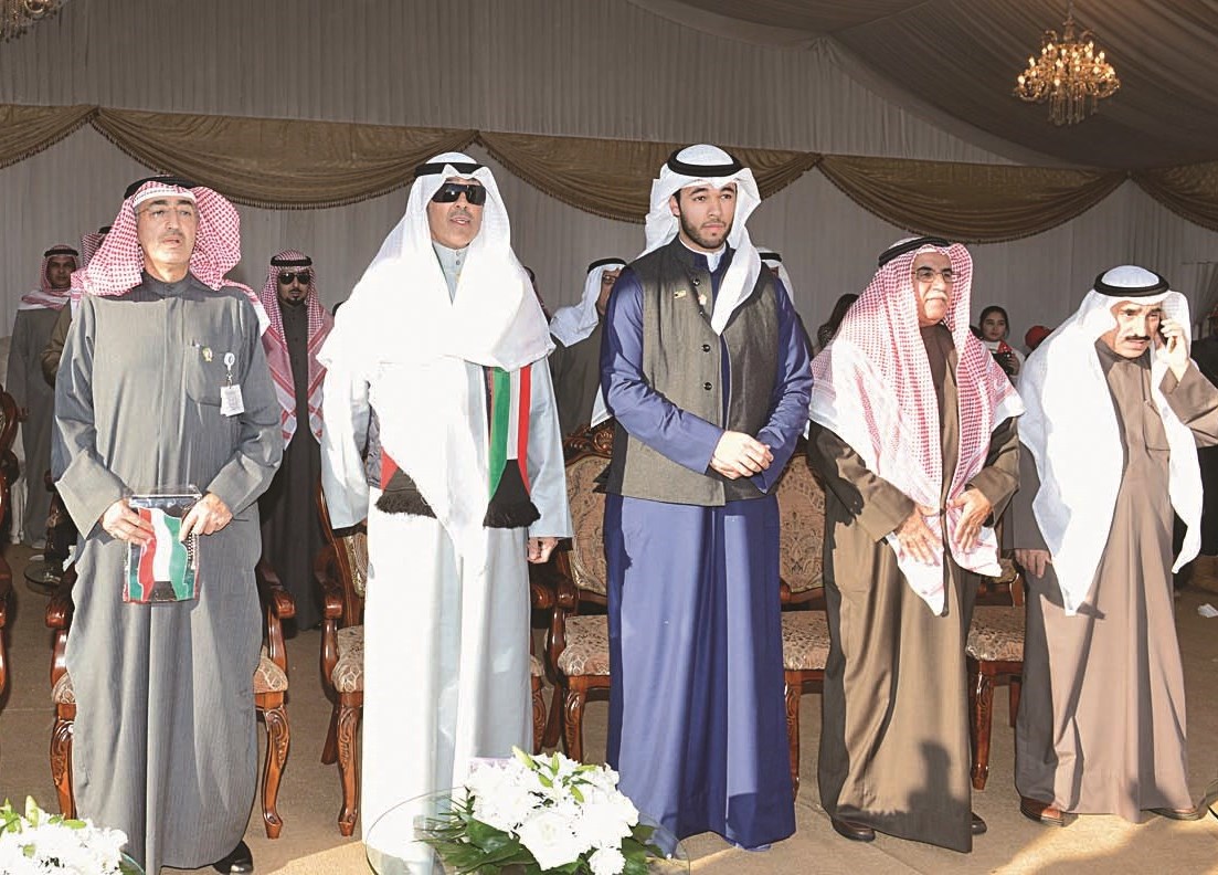 محافظ الأحمدي متوسطا كبار الحضور في افتتاح الحفل