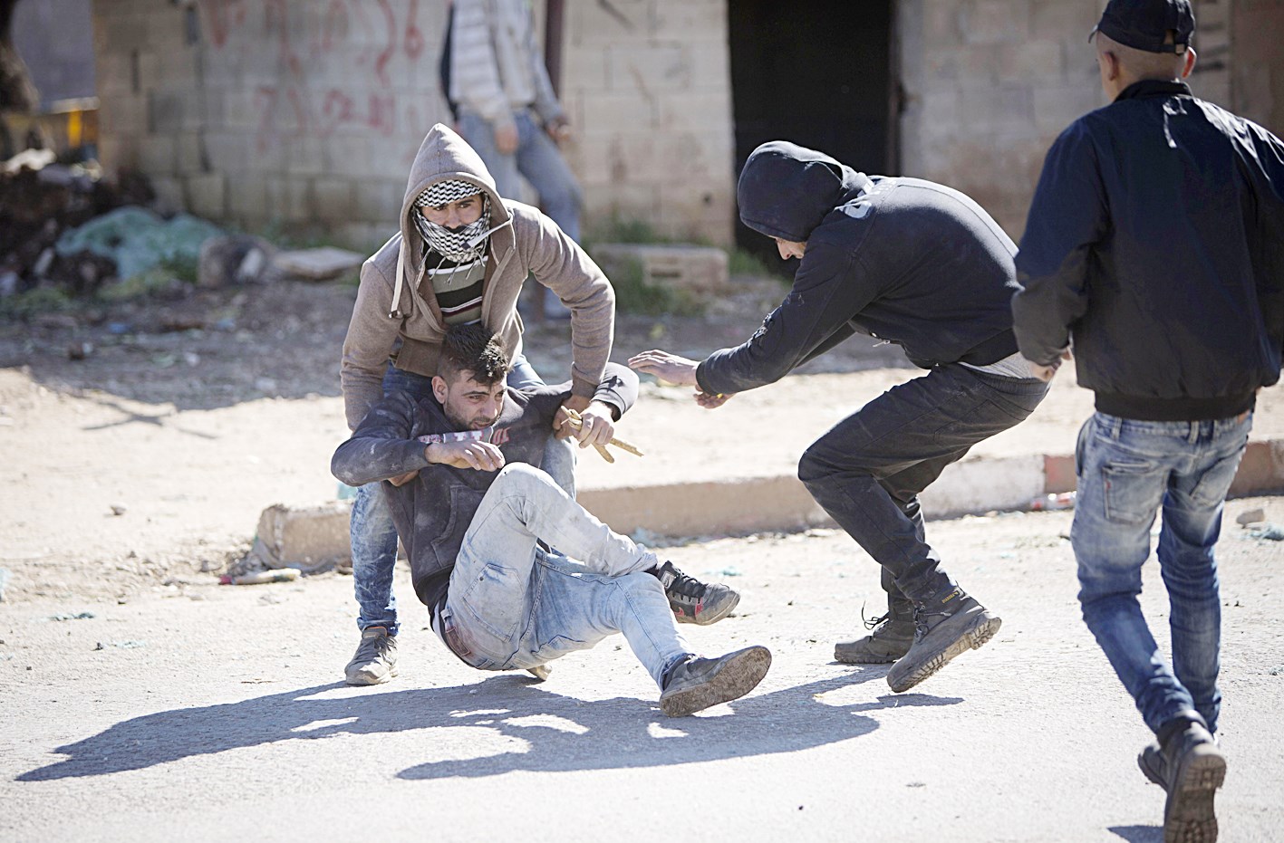 u0641u0644u0633u0637u064au0646u064au0648u0646 u064au0633u0627u0639u062fu0648u0646 u0645u062au0638u0627u0647u0631u0627 u0623u0635u064au0628 u062eu0644u0627u0644 u0627u0634u062au0628u0627u0643u0627u062a u0645u0639 u0627u0644u062cu064au0634 u0627u0644u0627u0633u0631u0627u0626u064au0644u064a u0641u064a u0642u0631u064au0629 u0642u0628u0627u0637u064au0629 u0642u0631u0628 u062cu0646u064au0646              ( u0627 u0628)