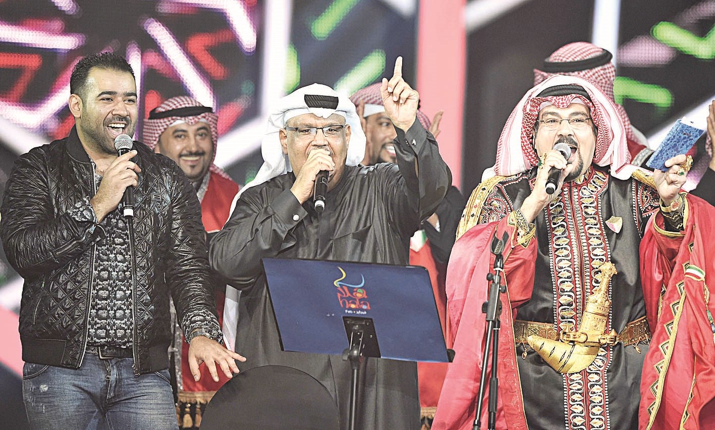 سليمان القصار وبشار الشطي مع «قلب الكويت» على المسرح   (تصوير جاسم بارون)